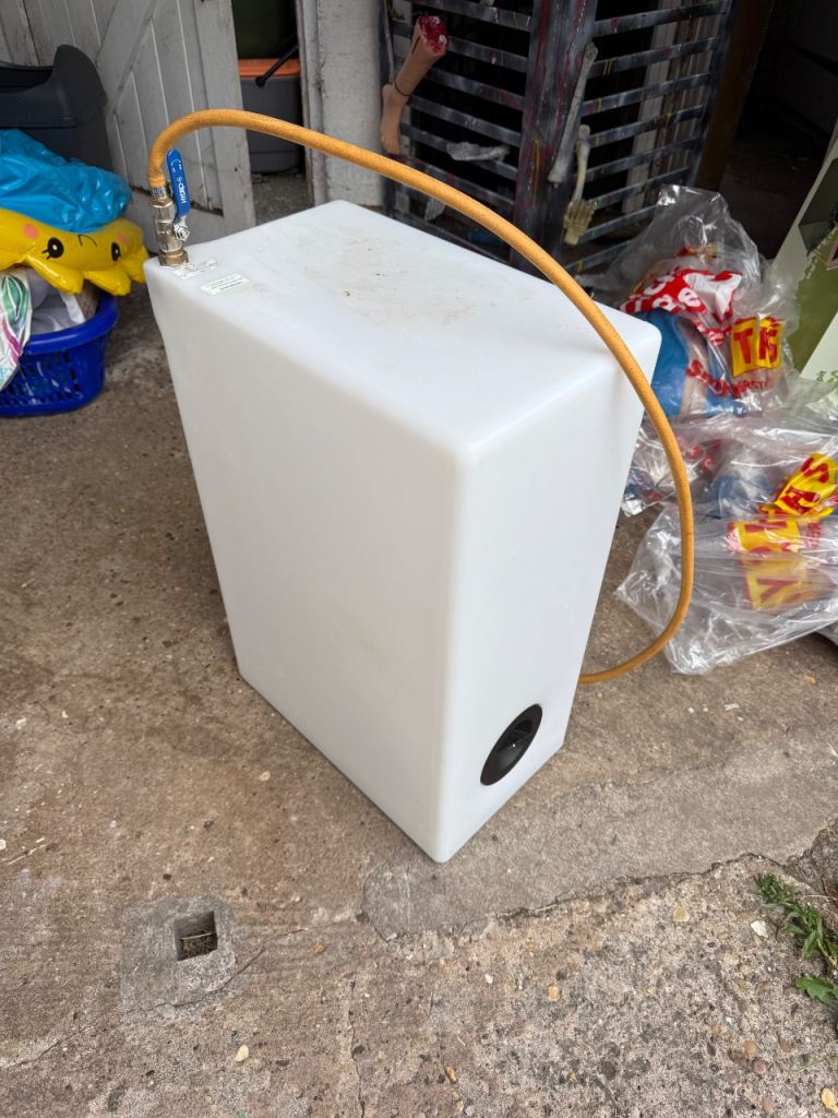 105l upright water tank with hose