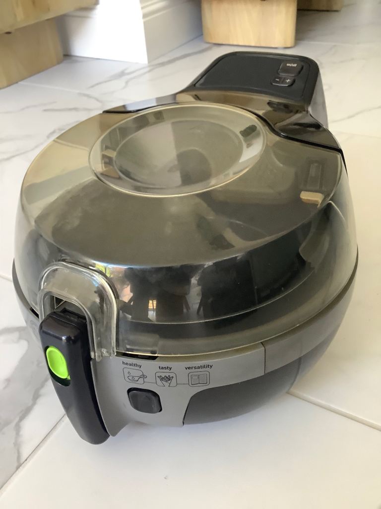Tefal Family Actifry Model C-11. 1400W. Used, in good condition. No damage to any of the components
