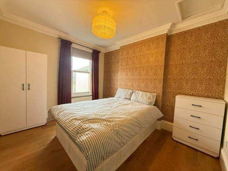 🌻MASSIVE ROOM IN CANNING TOWN - NEAR JUBILEE & DLR - AVAILABLE NOW!!