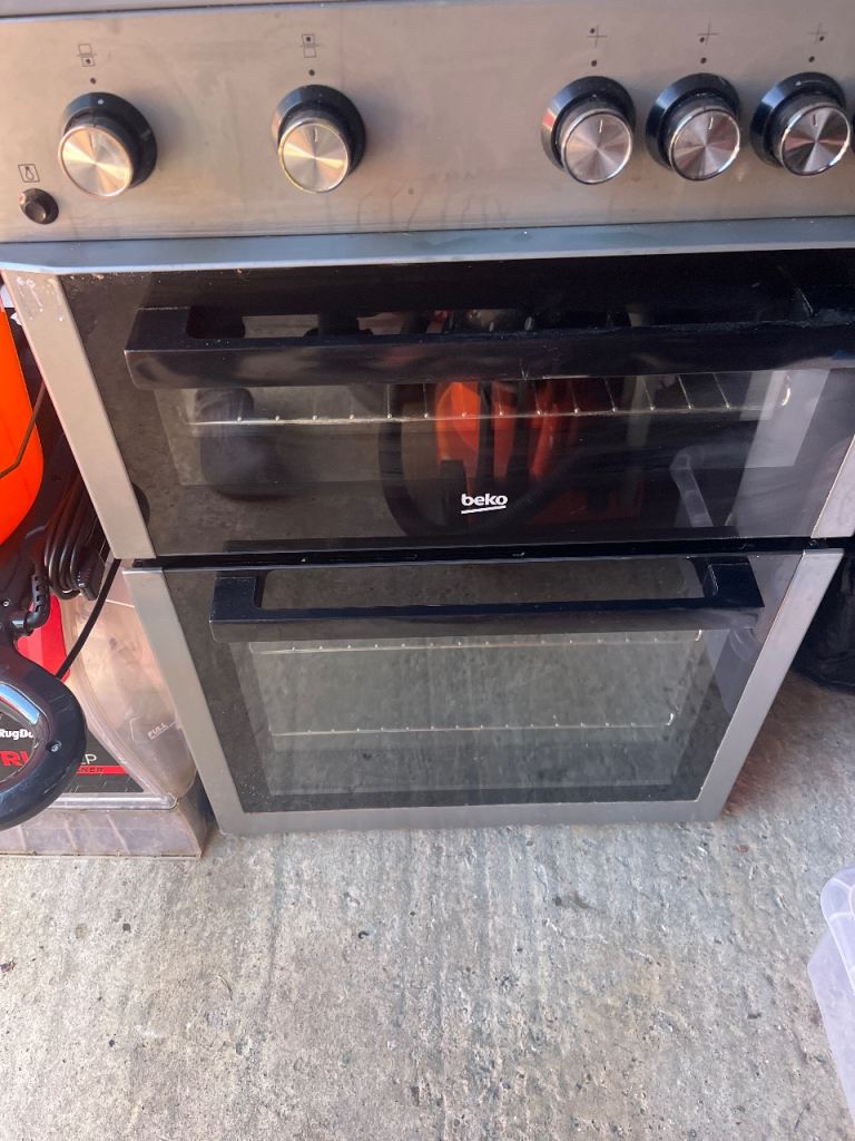 Gas cooker reasonable condition has gas hose to connect to supply