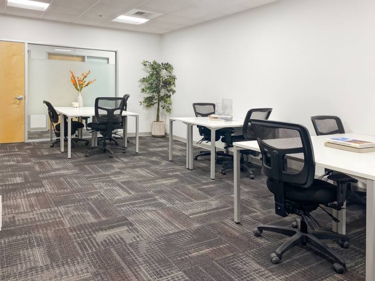 Camberley - GU16 7ER \ Extra-Large Office with Space for Up to 15 Desks