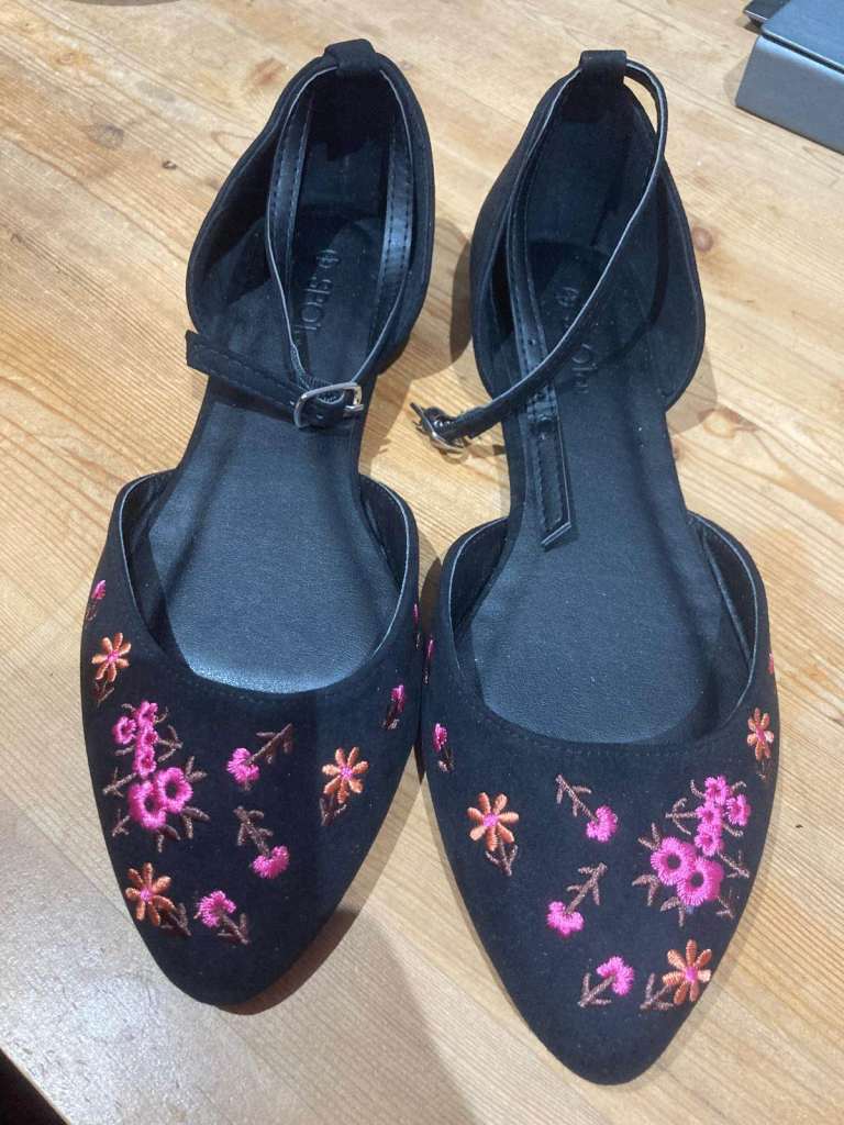 Unbranded Flat Black Embroidered Flowers Shoes size 4