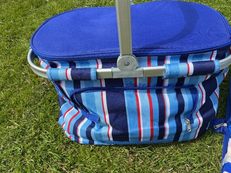 New large fold down insulated picnic hamper basket with cutlery plates napkins Rrp £50