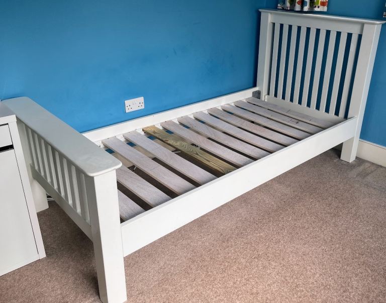 White single bed from The Cotswold Company 