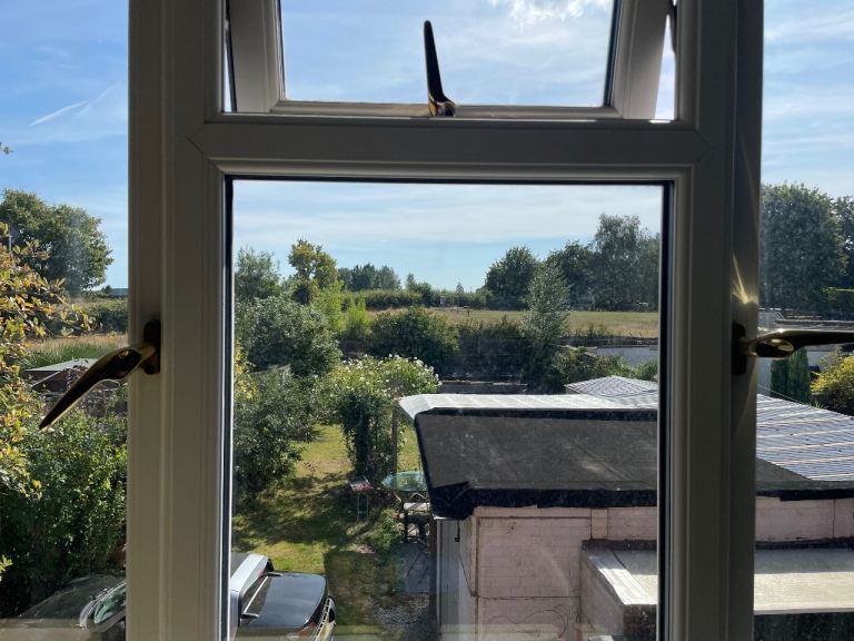 A bright single bed room GU4 8HQ