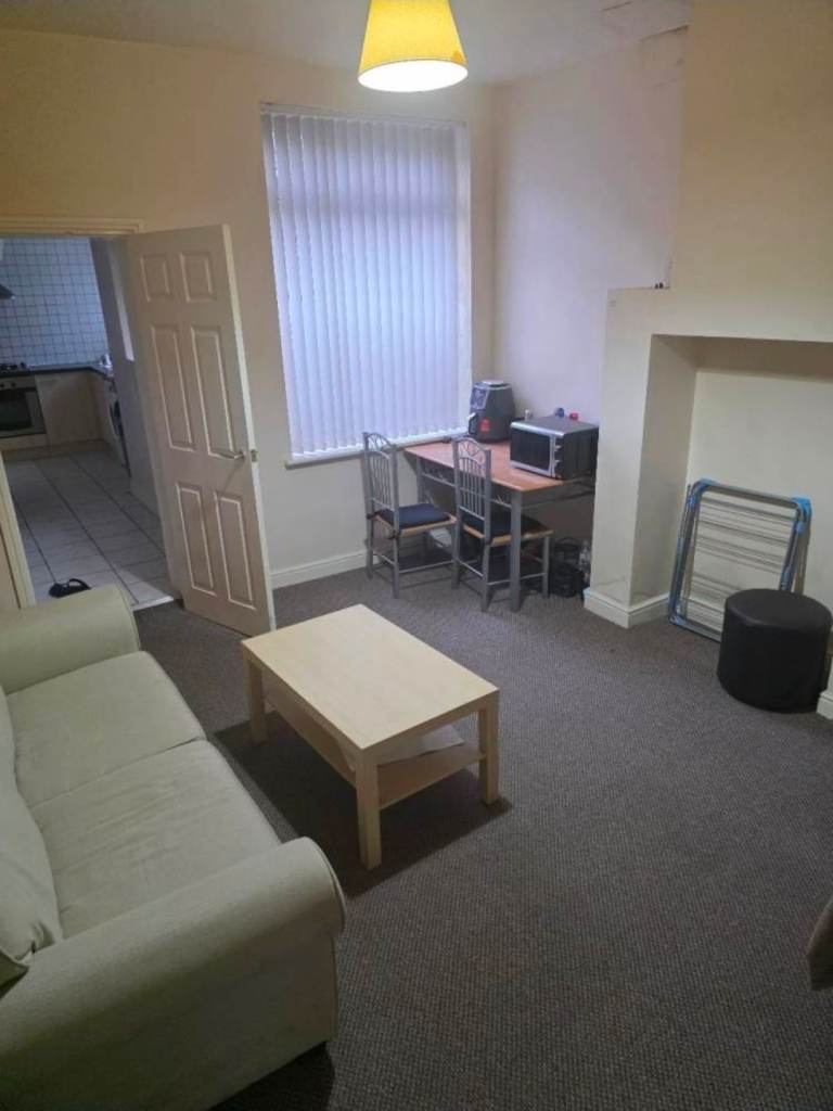 DOUBLE ROOM TO LET IN RUSHOLME