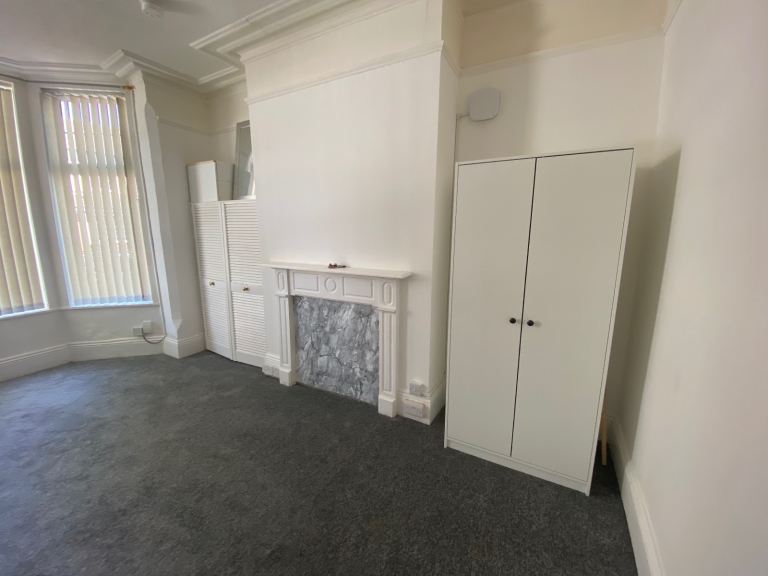 Newly Renovated Bedsit Spacious Double Room w. Private Kitchenette, WV6