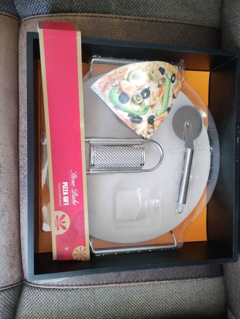 Pizza stone bake gift set in wooden box 