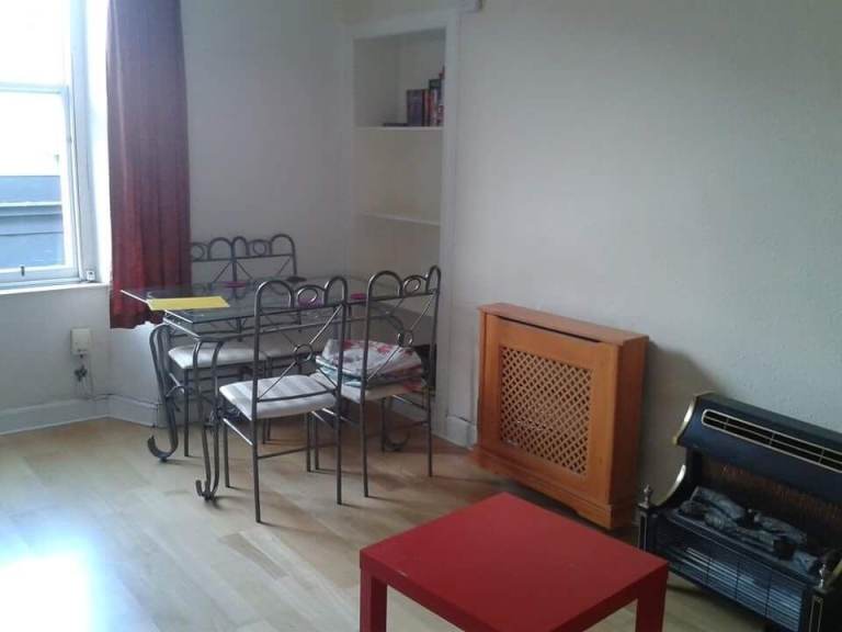 1 Bedroom Flat in Dalry a short walk from Haymarket Station on main bus route to Heriot Watt Uni.