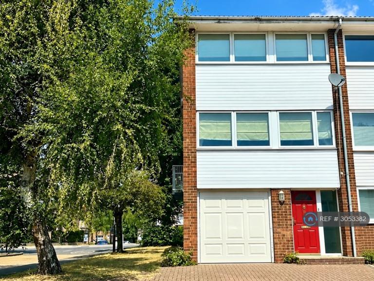 3 bedroom house in Hatcliffe Close, London, SE3 (3 bed) (#3053382)