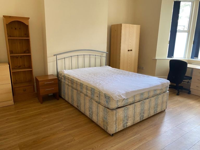 First Month Free! Massive King-Size Room In Heaton