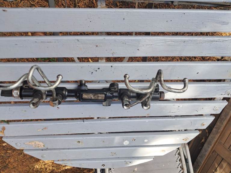 Ford Mondeo Mk3 2.2 fuel rail 