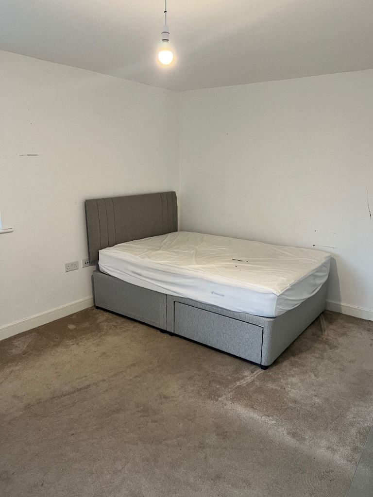 1 Double and 1 Single Room, Crawley-Bills Included