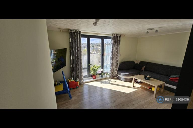 2 bedroom flat in Upper Luton Road, Chatham, ME5 (2 bed) (#2865406)