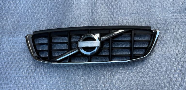 VOLVO XC60 MK1 Front Grill 31284337 *DAMAGED*
