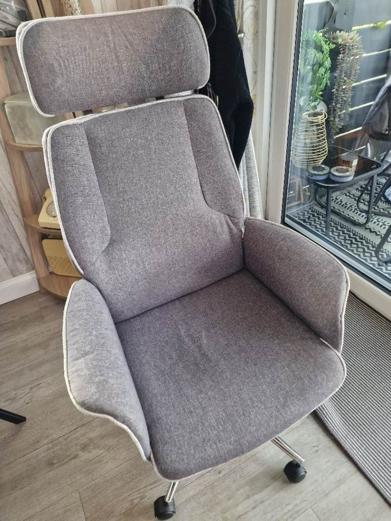 Grey Fabric Office Chair with Wheels – Good Condition