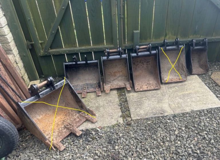 Mixture of 6 jcb buckets £50 each offers on job lot Now 4 left and 4 pins