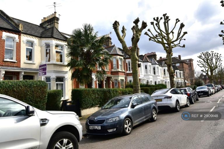 3 bedroom flat in Geraldine Road, London, SW18 (3 bed) (#2909148)