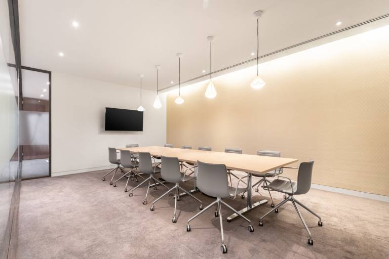 London - SW1Y 4JU \ Serviced Office with 4 Desks