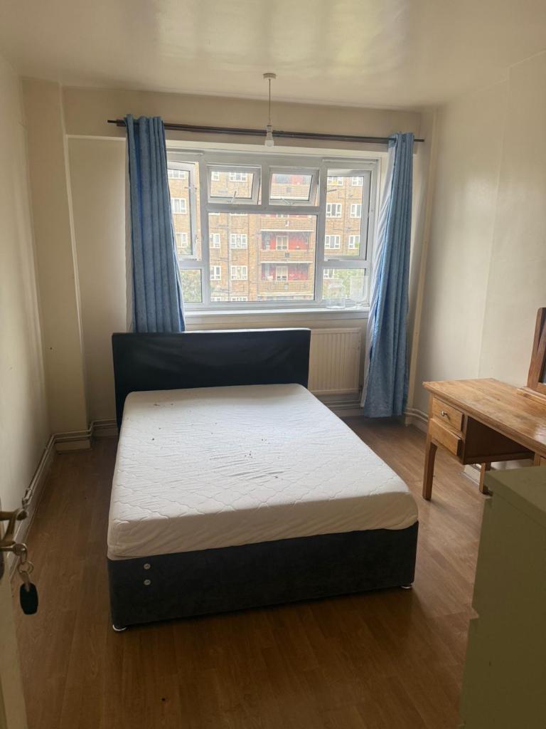 Double room on second floor with lift shared flat close to elephant and Castle. 