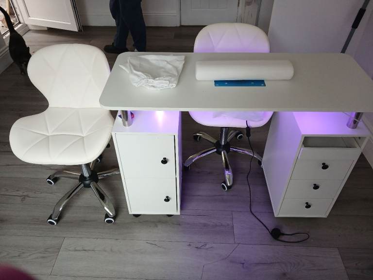 Nail tech table and chairs 