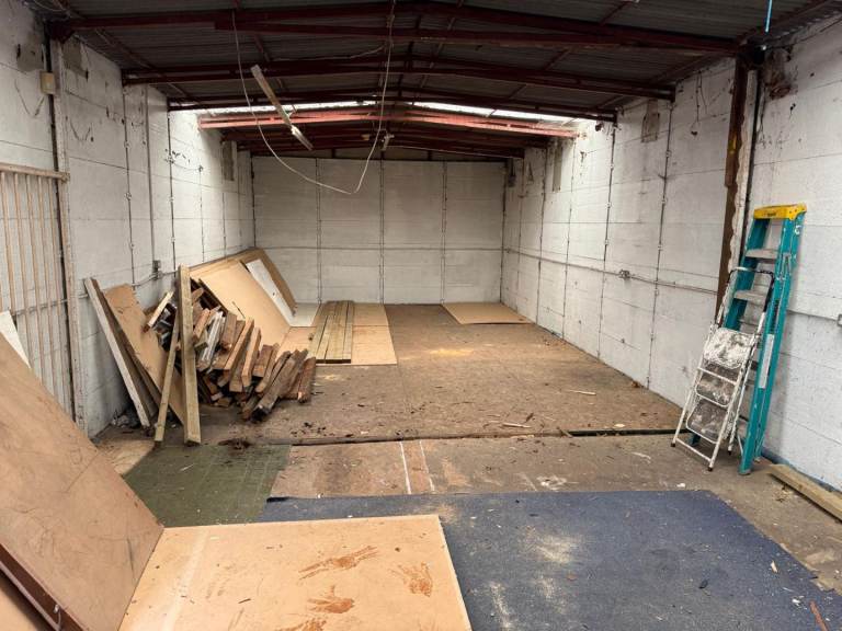 Large Garage storage warehouse size 40ft long 17ft wide approx 10ft high