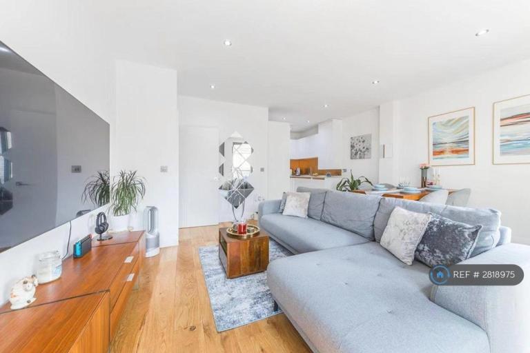 2 bedroom flat in Bardsley Lane, London, SE10 (2 bed) (#2818975)