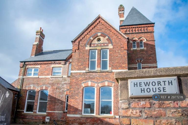 2 bedroom flat in Heworth House, York, YO31 (2 bed) (#2977278)