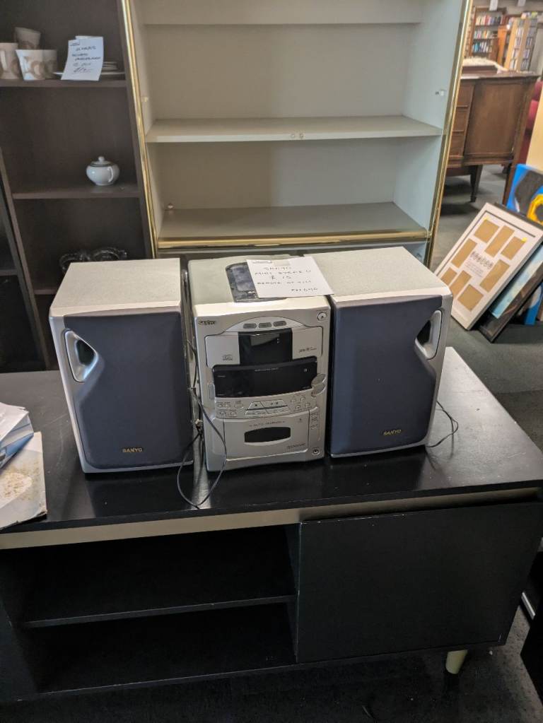 SANYO MINI HIFI SYSTEM WITH REMOTE