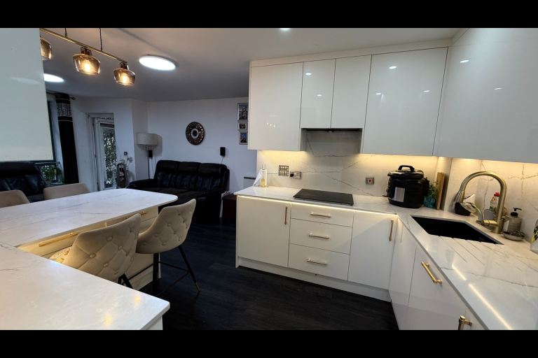 2 bedroom flat in Alexandra Road, Hounslow, TW3