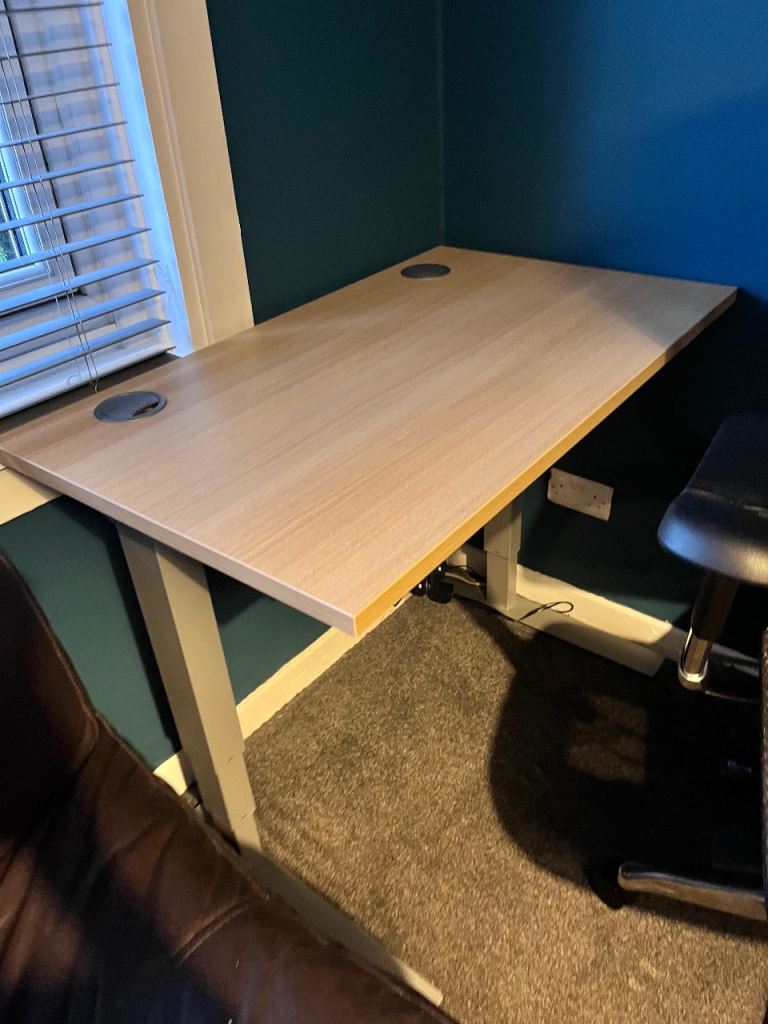 Ergonomic table 