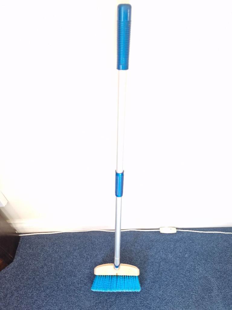 Telescopic yacht deck brush