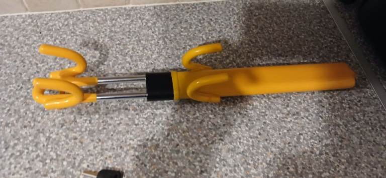 Car steering lock with 2 keys