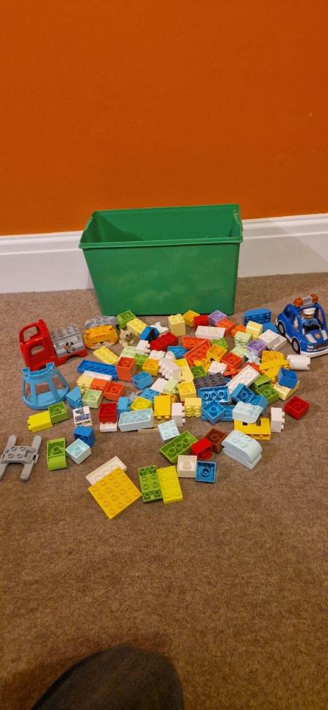 LARGE AMOUNT OF RANDOM LEGO DUPLO PIECES IN OPEN BOX. EXCELLENT CONDITION.