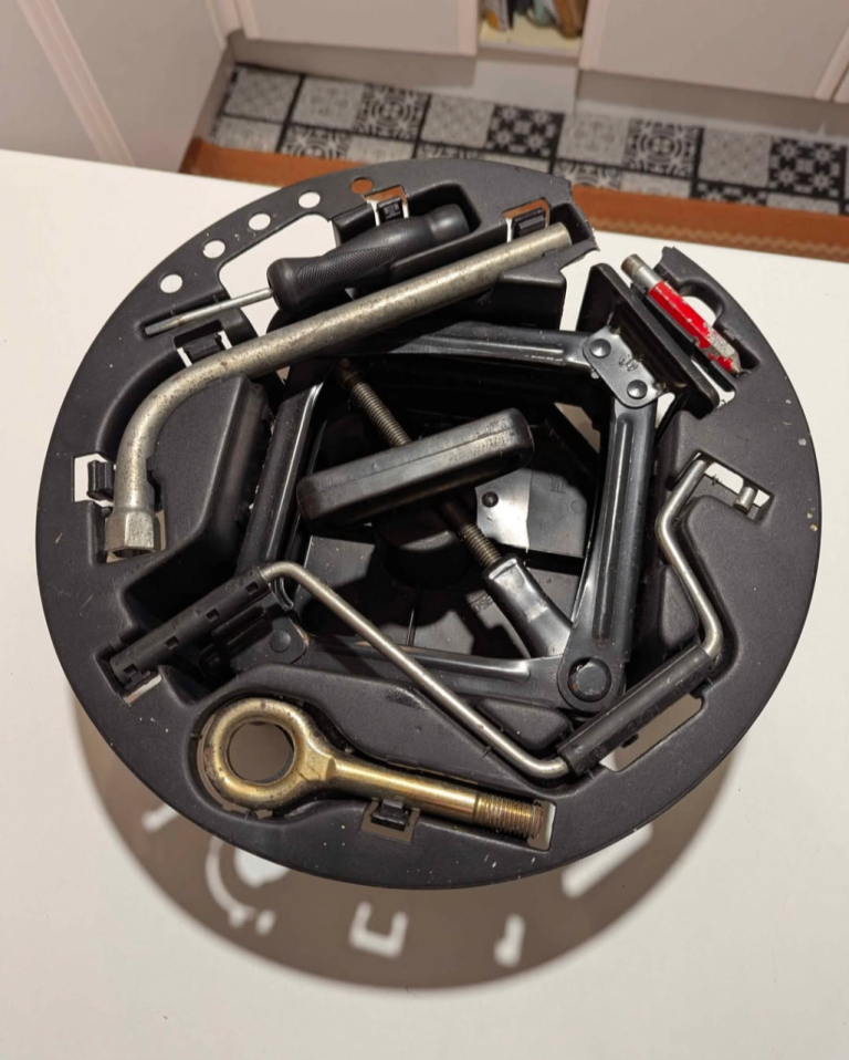 Alfa Romeo wheel tool kit