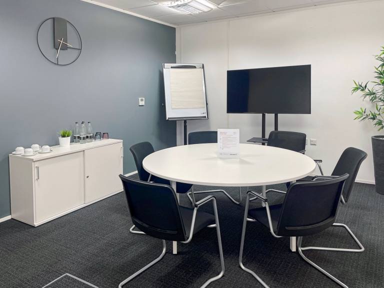Leicester - LE19 1SY \ Customisable Large Office for Rent