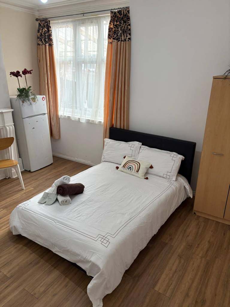 AVAILABLE NOW - 1 ROOM {REF: 26/2/25}