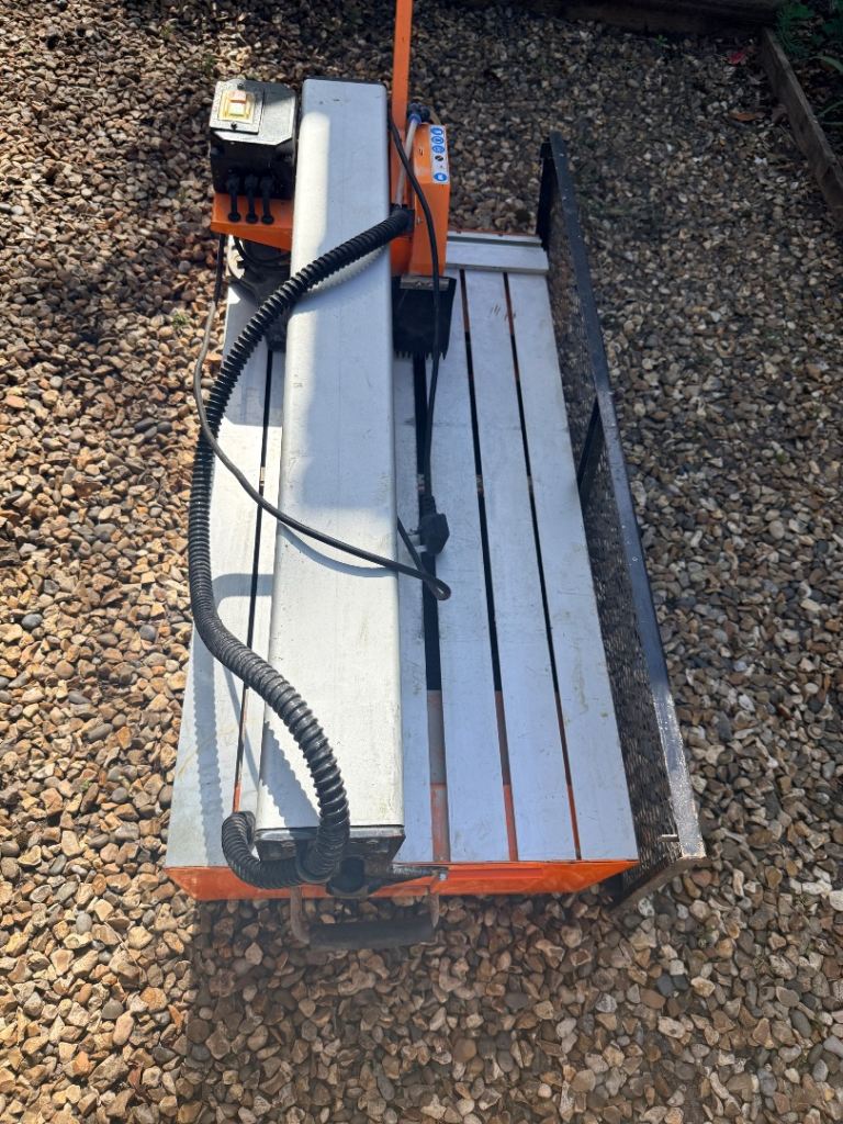 Vitrix pro bridge saw. Tile and slab wet cuter