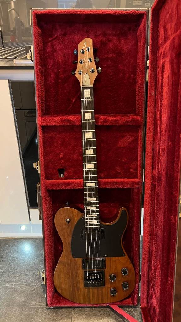 Jericho Fusion Baritone 27" guitar, Evertune Bridge, Hard case