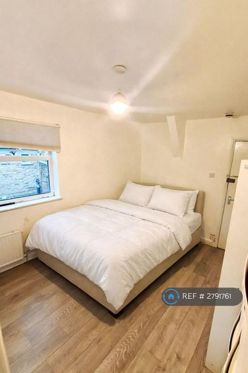 Studio flat in Neasden Lane North, London, NW10 (#2791761)