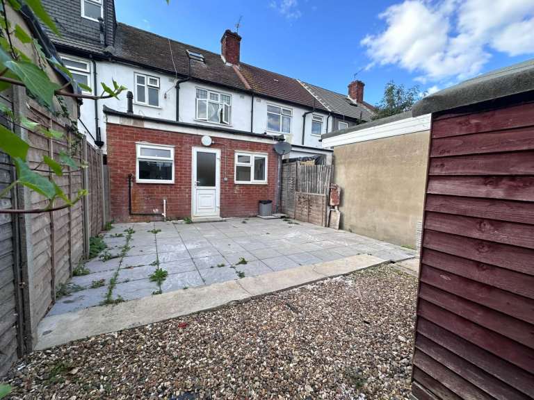 4 bedroom house in The Grange, Wembley