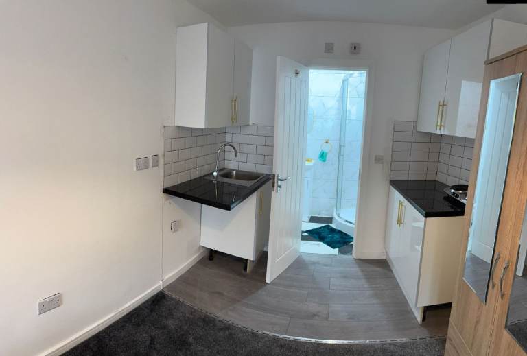 Studio ensuite close to Train station