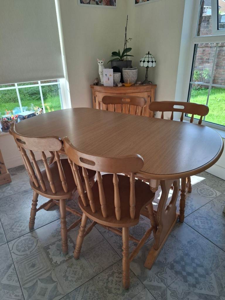 Wooden Extendable Dining Table and 4 Chairs – Good Condition