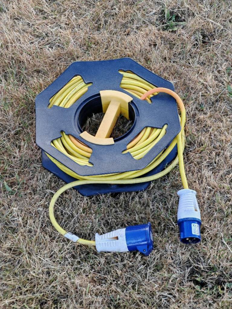HOOK UP LEAD ON REEL WITH ADAPTERS 