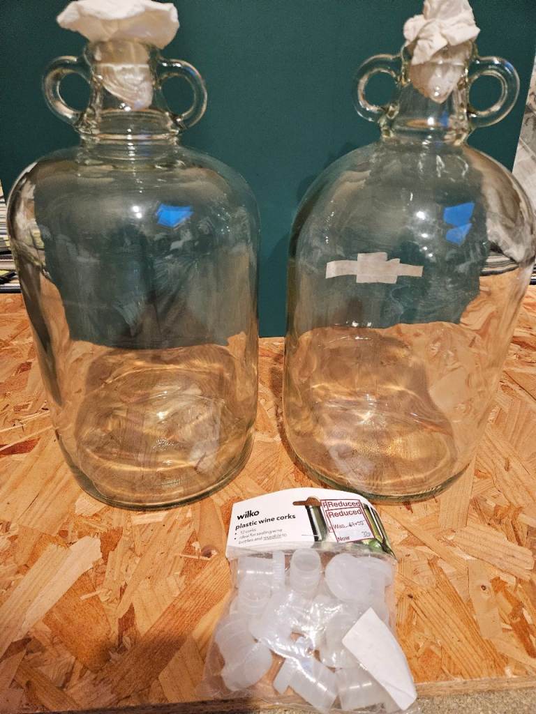 Demijohns and bottle stoppers