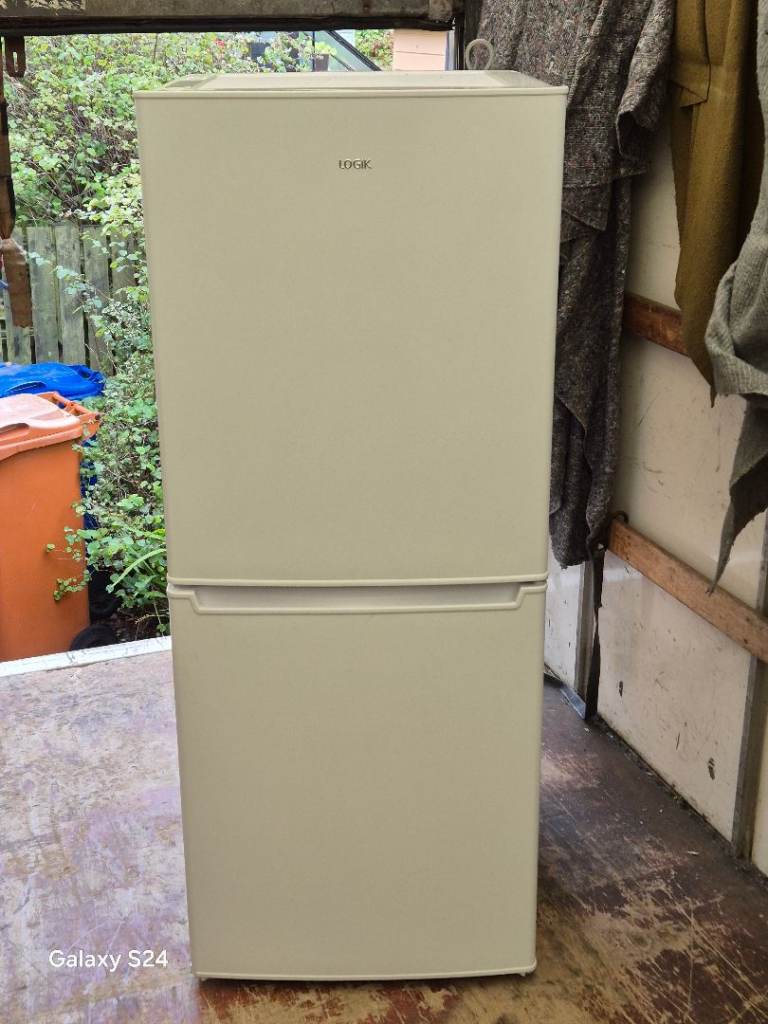 White Logik 50/50 Fridge Freezer in Good Condition 1 Year old.