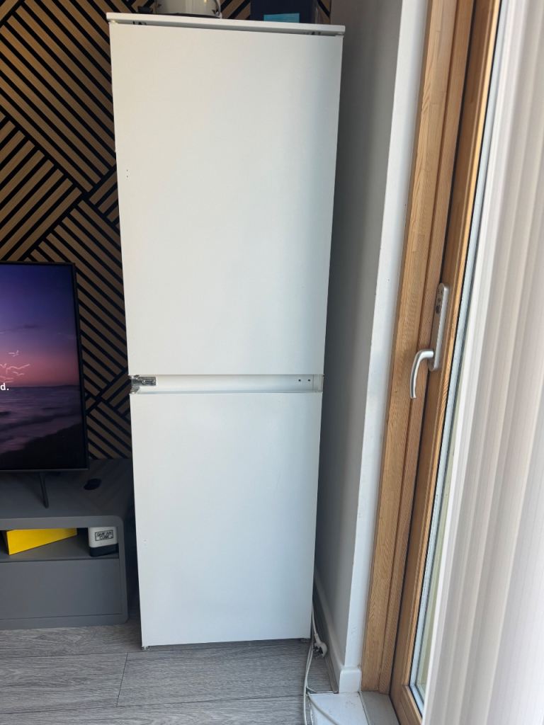 Integrated fridge freezer 