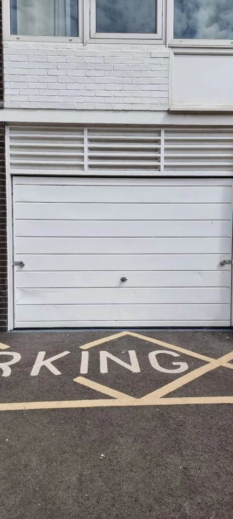 Large garage for rent in central London - Electricity available