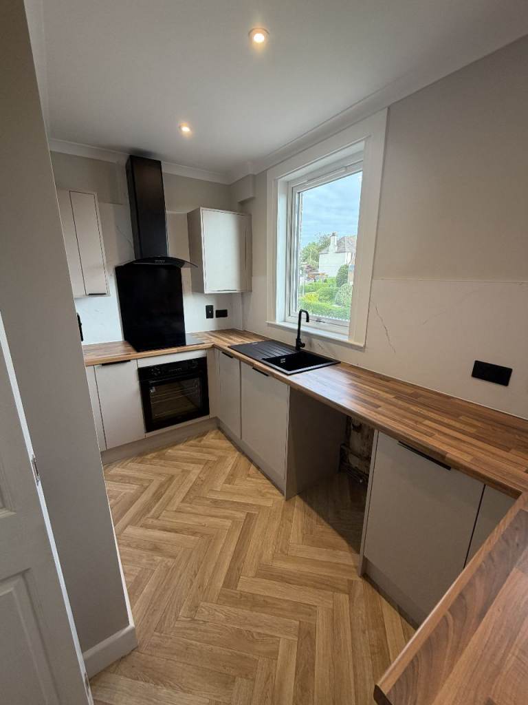 Newly Refurbished 2 Bed Upper Flat - Kirkcaldy - Private Garden - Close to Train Station
