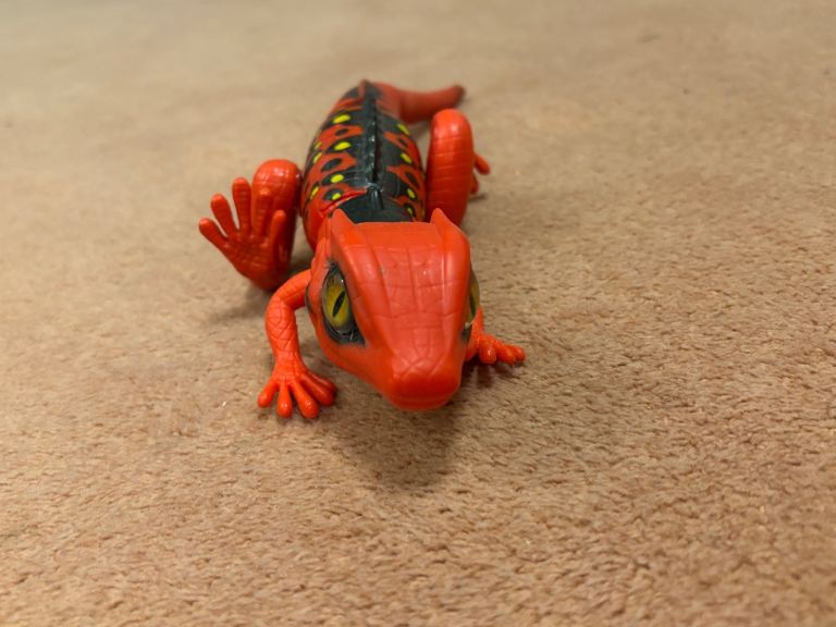 ZURU Robo Alive Lurking Lizard Robotic - Red